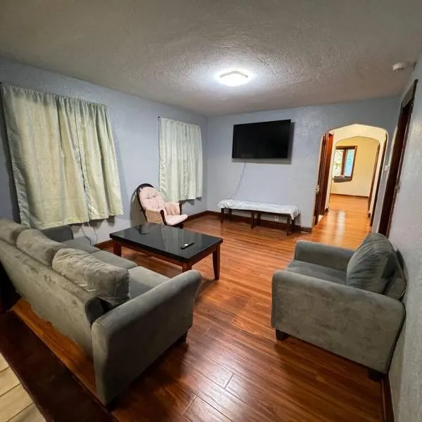 Comfy getaway at falls!, hotel in Niagara Falls