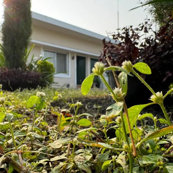 The Bougainvillea Cottage - Private 2BR Farm-Stay with Hill and Orchard Views, hotel a Dehradun