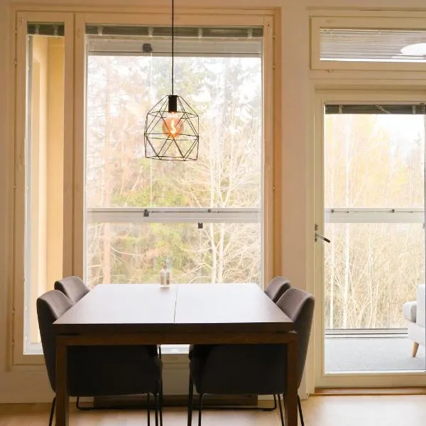 Modern 2-Bedroom Apartment with Sauna, Forest View & Parking, hotel i Espoo