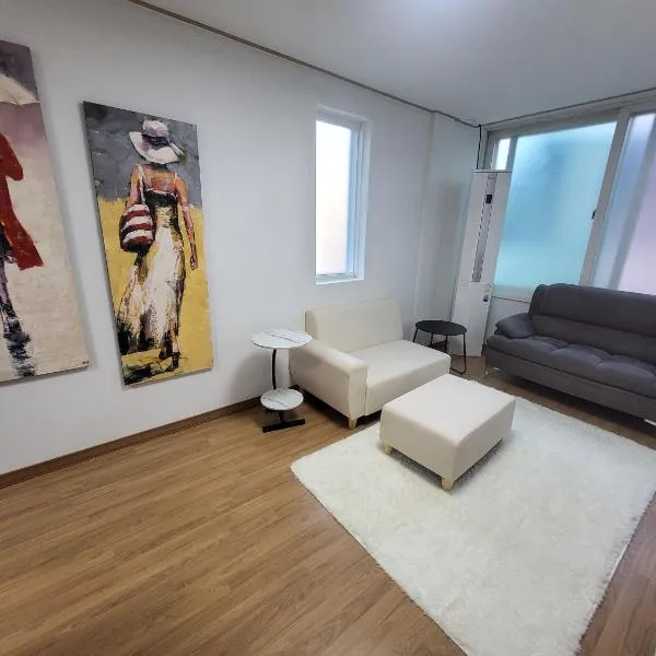 Newly Renovated Modern Home #11, hotel in Seoul