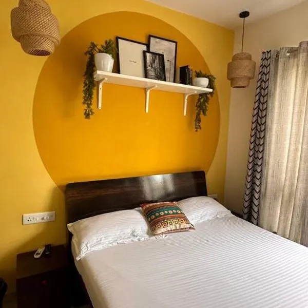 Sunflower Pvt Studio Room in Koregaon Park with AC WiFi Smart TV, hotel in Pune