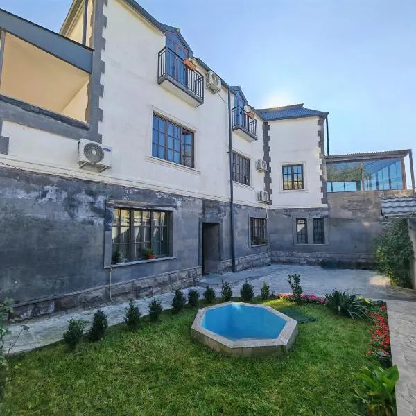 Blur Inn Gallery, Hotel in Jerewan