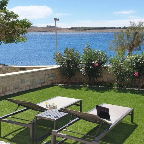 Beachfront deluxe apartment โรงแรมในปอฟเลียนา