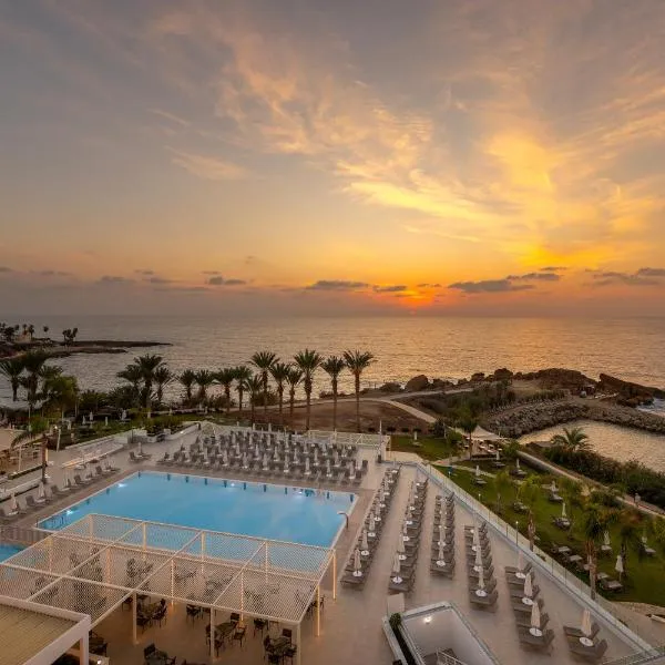 Queens Bay Hotel, готель у Пафосі
