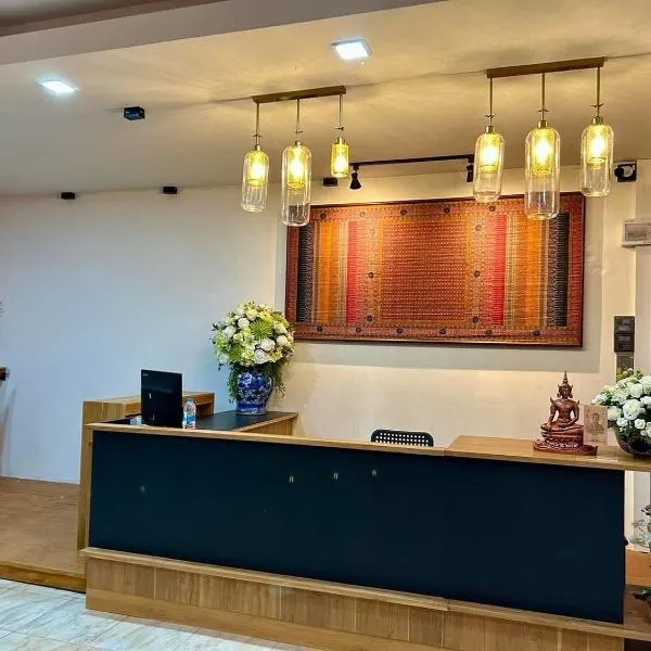 ปริญศิริ เพลส2, hotel v destinaci Phrae