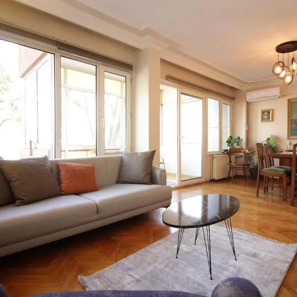 Bright Cozy Stacked Home Ideally Located n Kadikoy, hotel in Istanbul