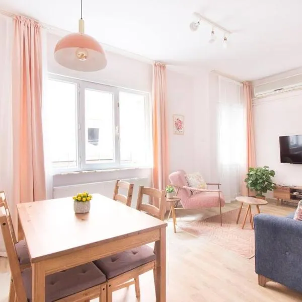 Soft modern inspiring flat in the center of Moda, hotel v destinácii Istanbul