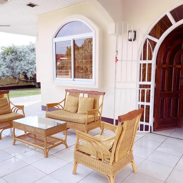 Paramaribo Villa Near Vibrant District incl Kitchen Household Service, hotel in Paramaribo