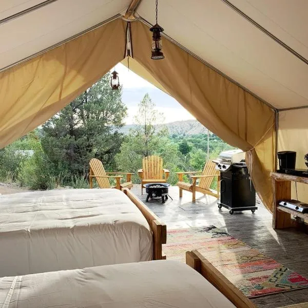 Glamping Tent #8 with AC Heat AC and Private Bath, hotel v destinaci Orderville