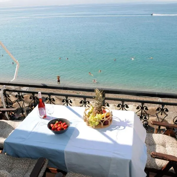 Amazing condo by the beach, hotel in Loutraki