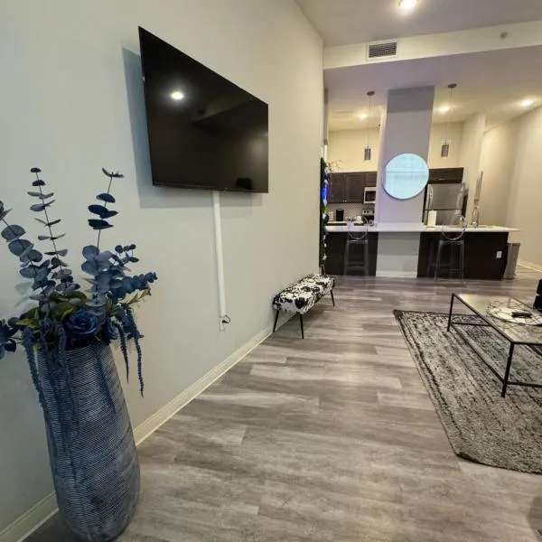 Beautiful Condo/Rooftop Patio With Free Parking, hotel in Cleveland