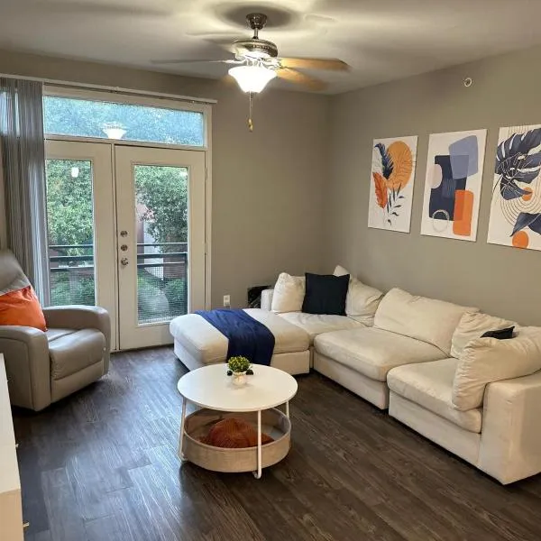Spacious 1400sf 3bed 2bath Apartment，位于普莱诺的酒店