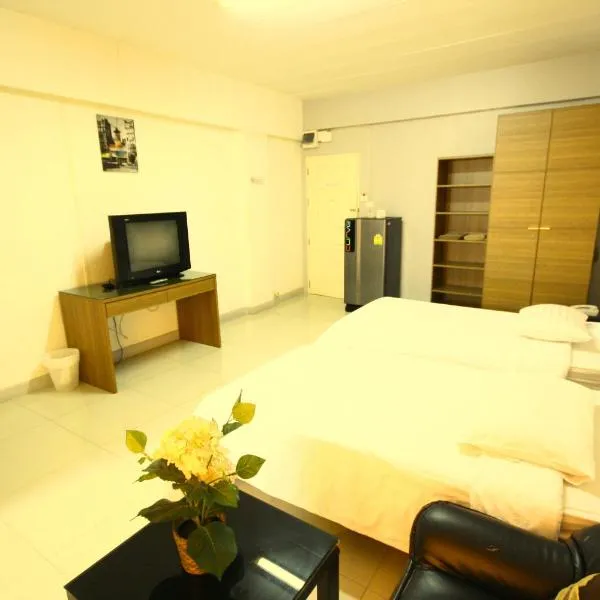 แอท โฮม เพชรเกษม โรงแรมในกรุงเทพมหานคร