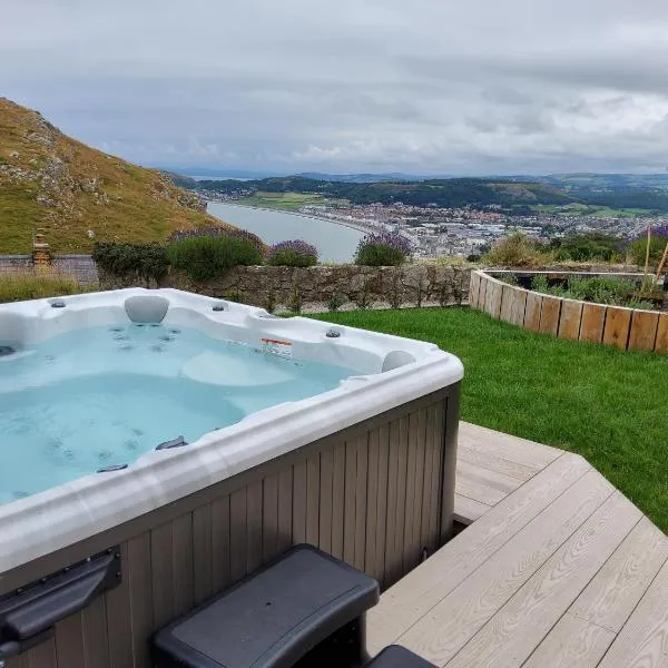 Orme Villa, Hot Tub, Llandudno, Stunning Views , sleeps 12, hotel in Llandudno