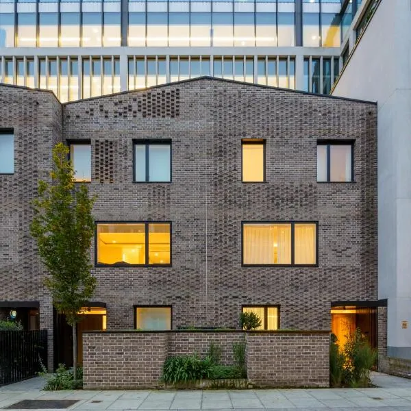 Stylish 4BD Mews House Close to Paddington, hotel in London