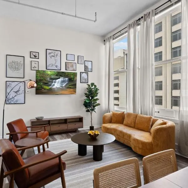 Indy Urban Nest - Sleeps 8 - Skywalk Access - Convention Center - Stadium, hotel in Indianapolis