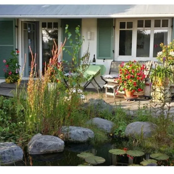 Schöner Bungalow mit Gartenterrasse und Teich, Hotel in Feldafing
