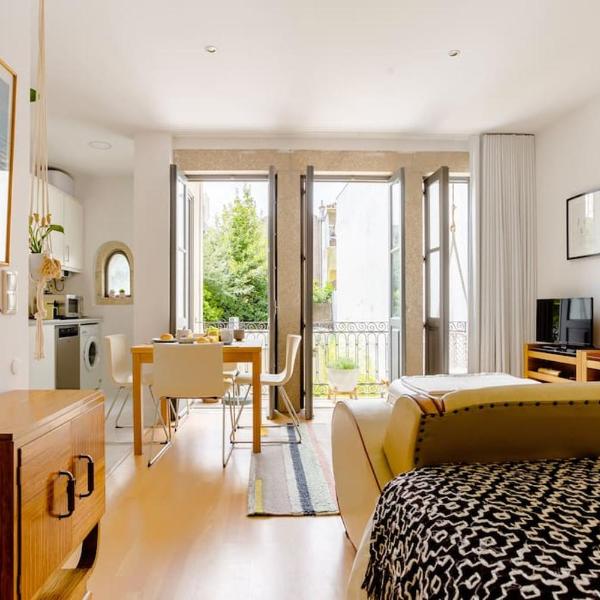 Sunny Priorado Vintage studio with balcony, Porto