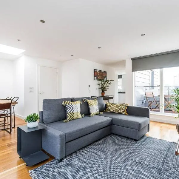 Split Level 3 Bedroom Top Floor Flat, hotel in London