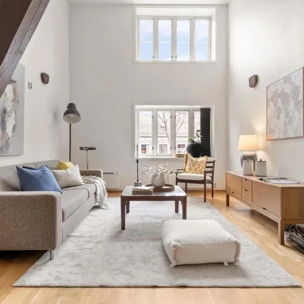 Charming Loft, High Ceiling !Modern & Central, Free private Parking 7 min walking !，位于特隆赫姆的酒店