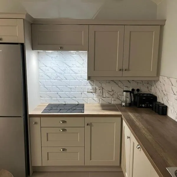 2 kingsize bedrooms at Castle View House, hotel v destinaci Galway