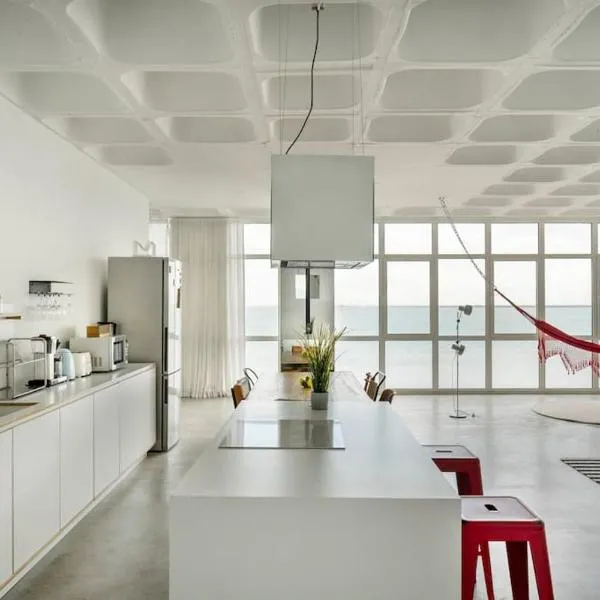 Loft espaçoso com vista deslumbrante para o Tejo, hotel Lisszabonban