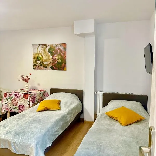 Apartament nr 1 lub 2 przy Sali Kominkowej, hotel in Przeczyce