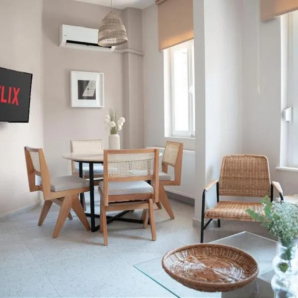Bright and Cozy 2BR Apt In The Center Of Buyukada, hotell sihtkohas Adalar