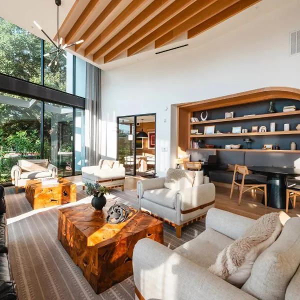 Luxury Loft Style Apartment, hotel in Austin