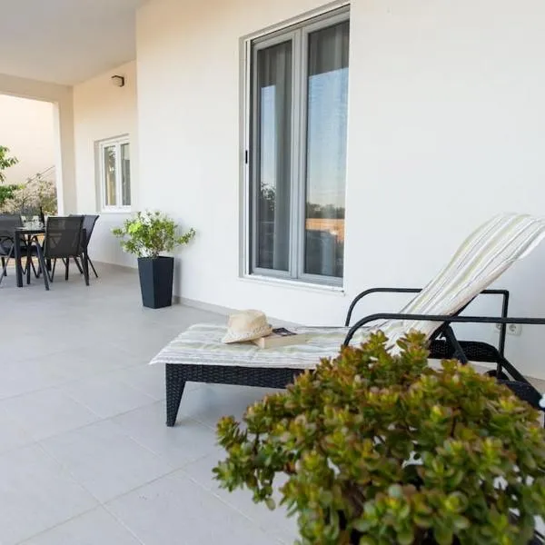 Holiday house Rogoznica, hotel in Podglavica