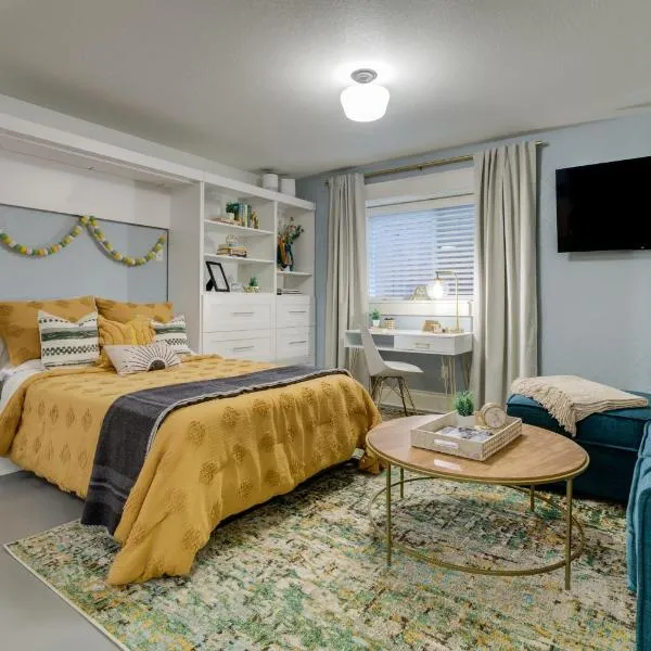 Bright & Cozy Modern Studio, Fast WiFi, Quiet, Walkable to University of Portland，位于波特兰的酒店
