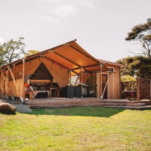 Bethells Luxury Retreat - Auckland Glamping, hotel in Auckland