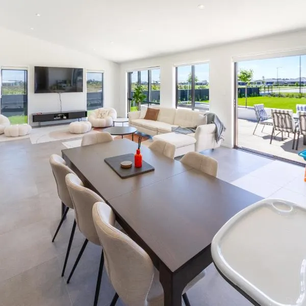 Elegant 4BR Retreat with Garage, Family friendly, hotel v destinaci Lincoln