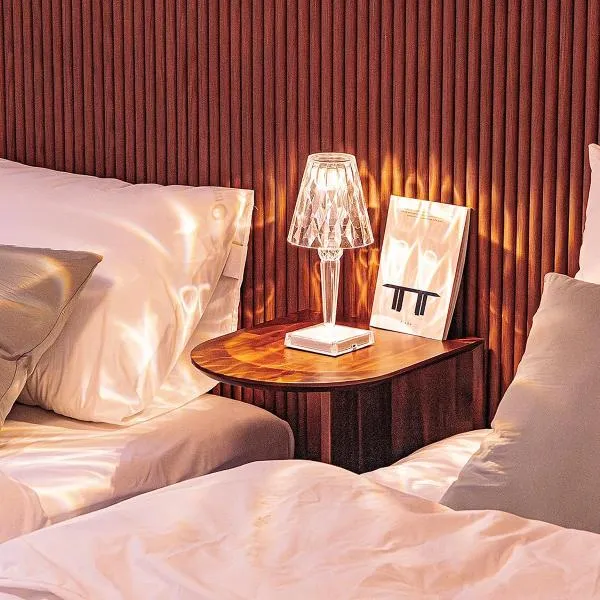 New, 3min to Hapjeong St, Airport bus stop, 8min to Hongdae & Mangwon Market, Han River Park, 2BR 3QB full of sunshine, Hotel bedding, City Nature, hotel en Seúl