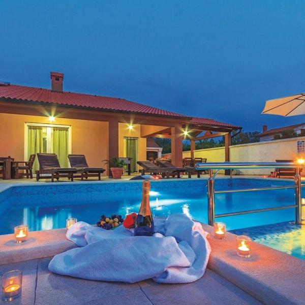 Casa Filipana for 8 people near Pula with volleyball pitch and children playground, Filipana