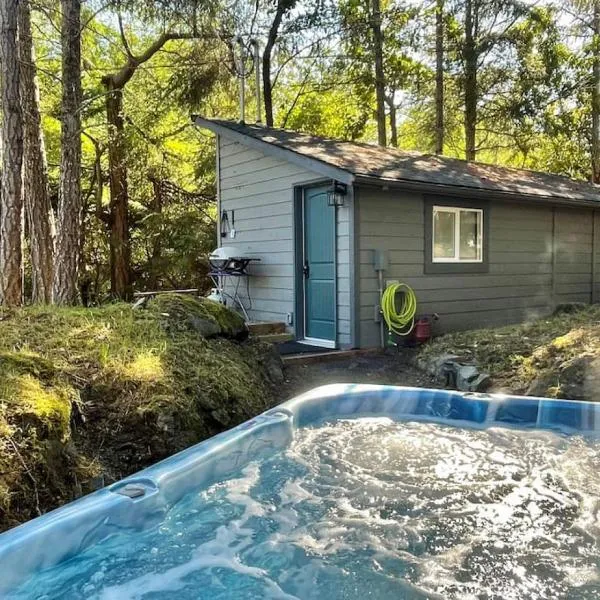 Cozy Cabana with Large Private Outdoor Hot Tub, ξενοδοχείο σε Nanoose Bay