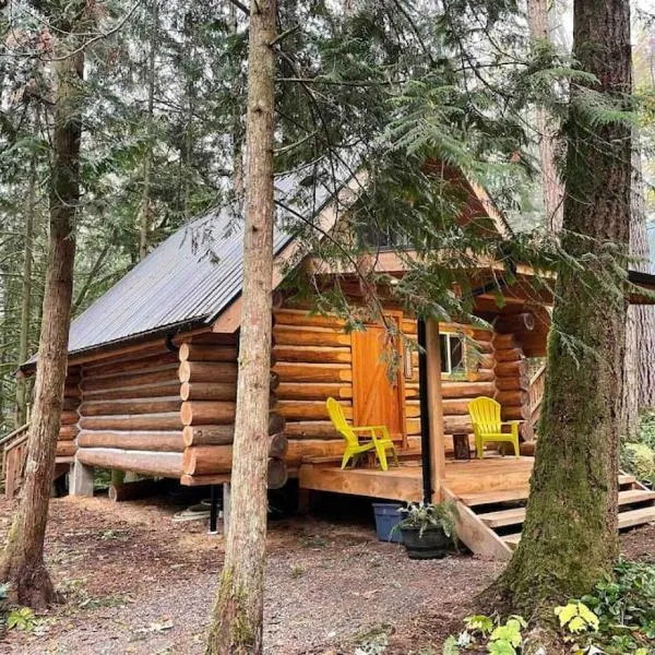 Wind Down Log Cabin in the Woods with Cozy Woodstove, ξενοδοχείο σε Qualicum Beach