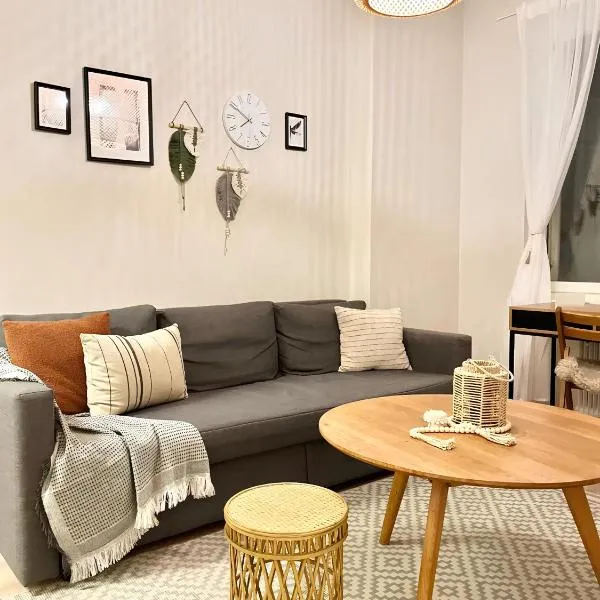 Modern Boho Charm in Kallio, Walk to City Center、ヘルシンキのホテル