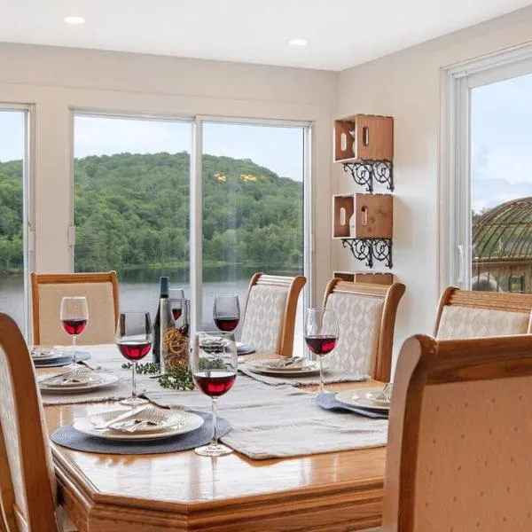 Twin Lake Retreat - Hot Tub & Private Beach, Hotel in L'Ange-Gardien