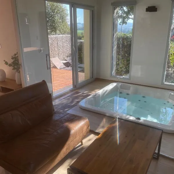 logement avec jacuzzi, hotel in Joucas