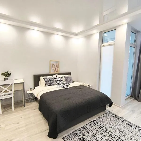 Смарт квартира в ЖК Комфорт Таун, hotel in Kyiv