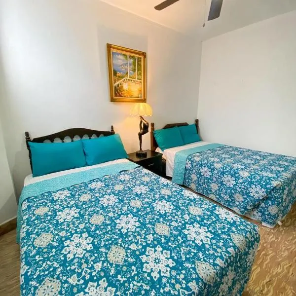 Velvet Down Town、サンタ・アナのホテル