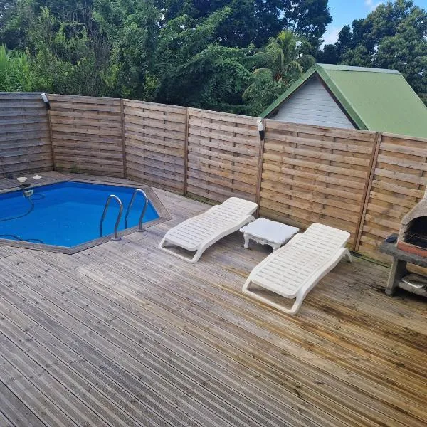 Bungalow Corail, F3 avec piscine à Sainte Luce, Hotel in Sainte-Luce