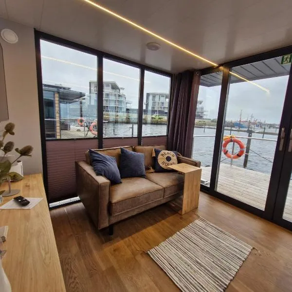 Hausboot Fjord Cumulus Solarboot mit Biosauna in Wendtorf, hotel in Wendtorf