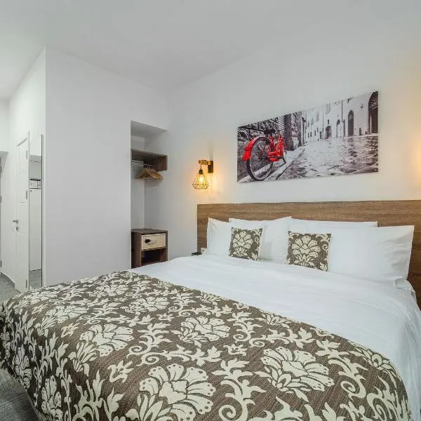 TA Collection Hotel，奇西瑙的飯店