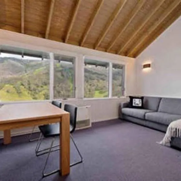 Banjo 3 Chalet - Magnificent view and great location, Hotel in Thredbo