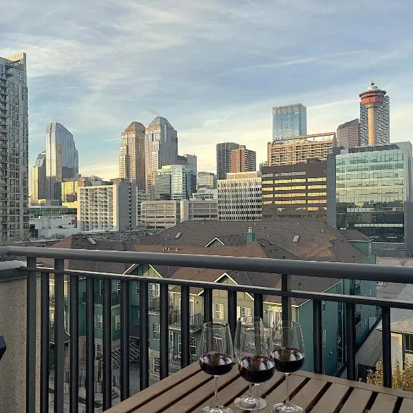 Stylish DT Views at Stampede w Free Parking and AC, hotel in Calgary