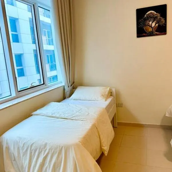 Triplux homes near by Insurance Market Metro Station, hotel v Dubaji