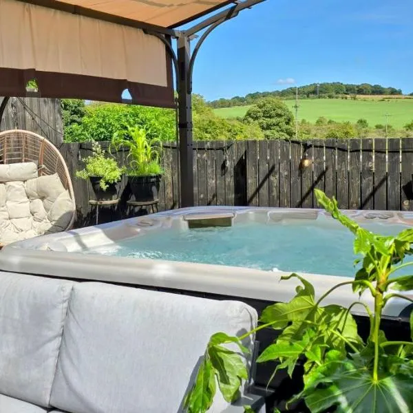 The Green Monkey Lux Suite at The Grumpy Schnauzer B&B Private Hot Tub, Gym, Breakfast, Stunning!, Hotel in New Monkland