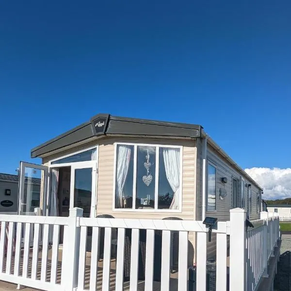 Jenny and Jamie's holiday home on the edge, Hotel in Morecambe